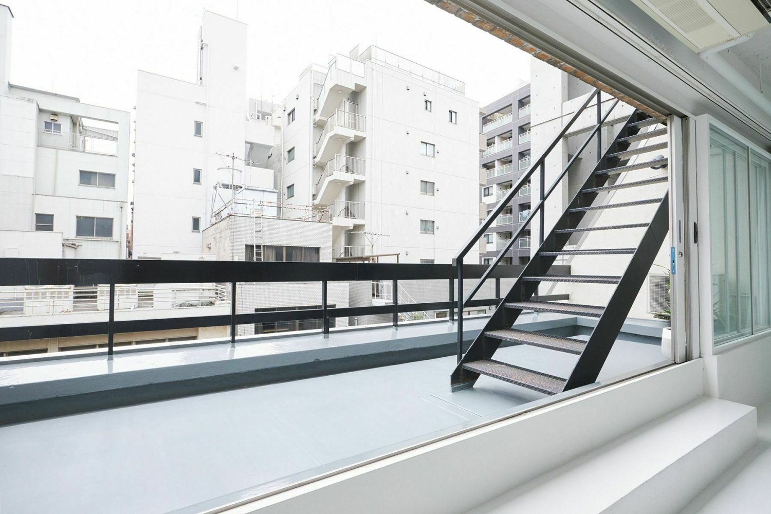 5Fと6Fを繋ぐバルコニーの外階段