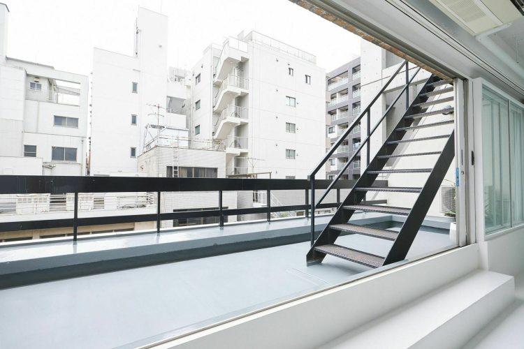 5Fと6Fを繋ぐバルコニーの外階段