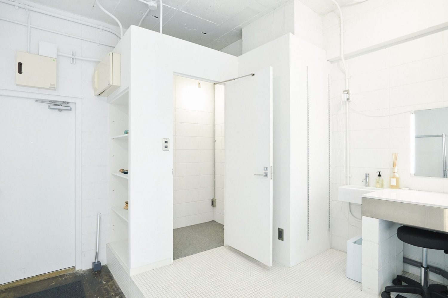 5F スタジオ入口 / フィッティング