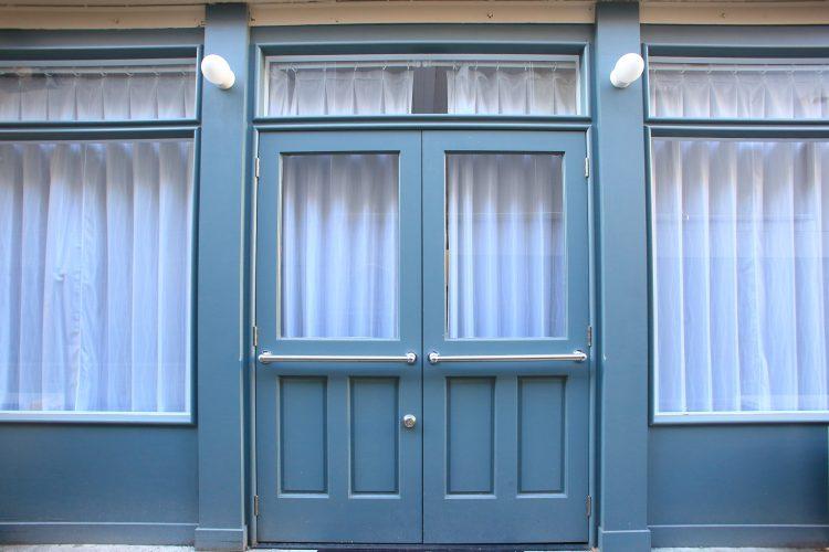 店舗風観音開きドア