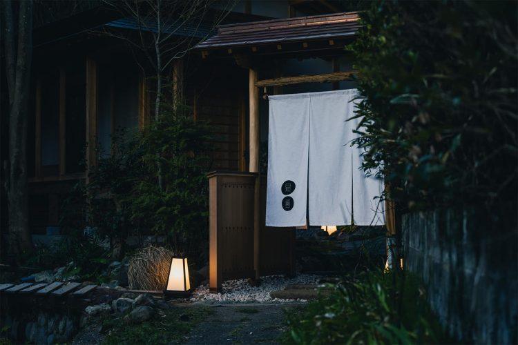 3月18:00頃の山門