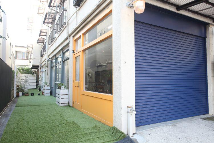 外観 / 搬入しやすいシャッターの入口
