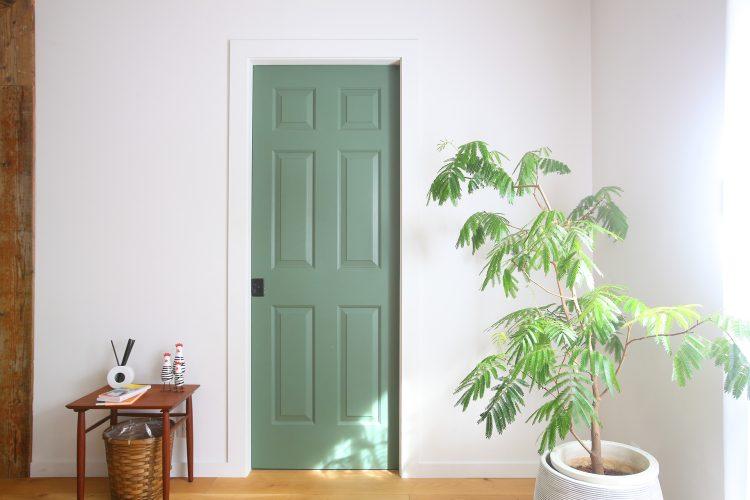 かわいらしいグリーンカラーの扉