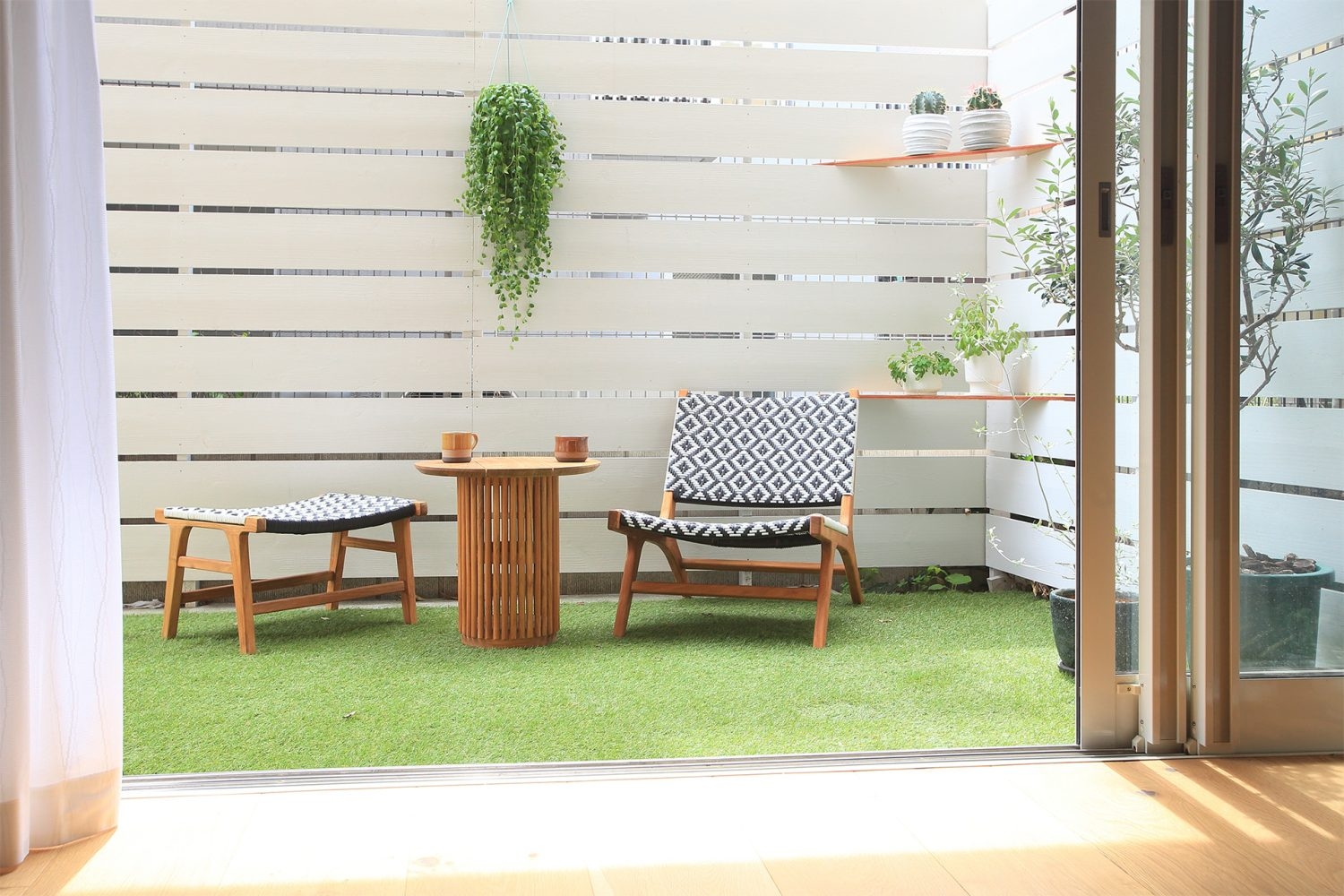 リビング窓外に椅子とテーブルを移動