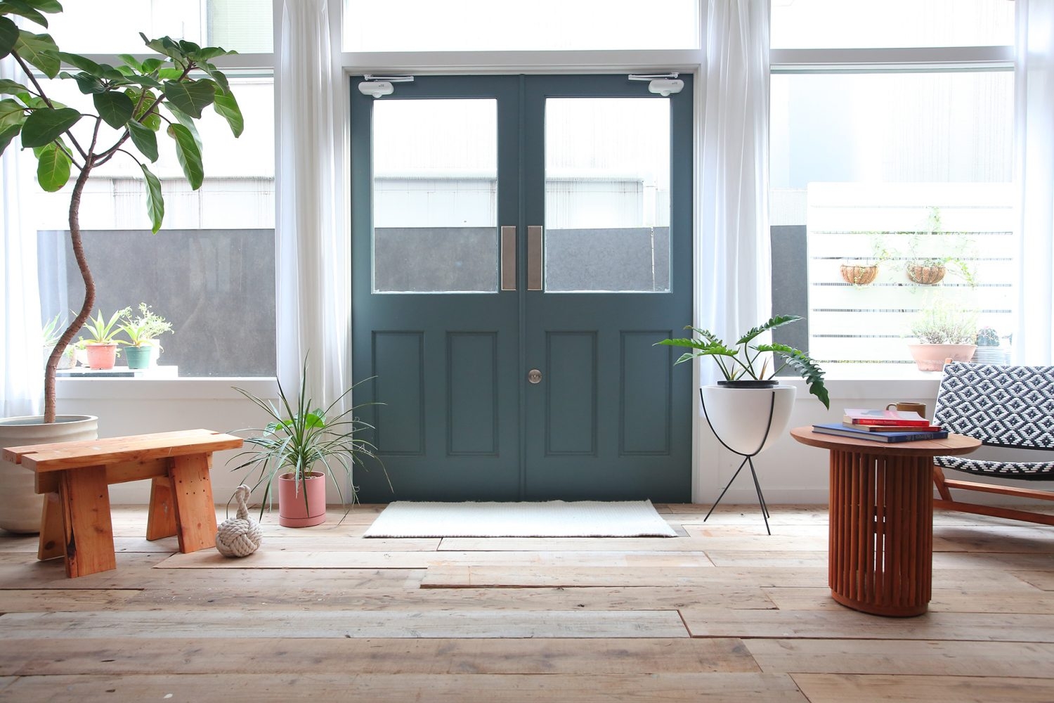 モールディングの観音扉の前に足場板を配置