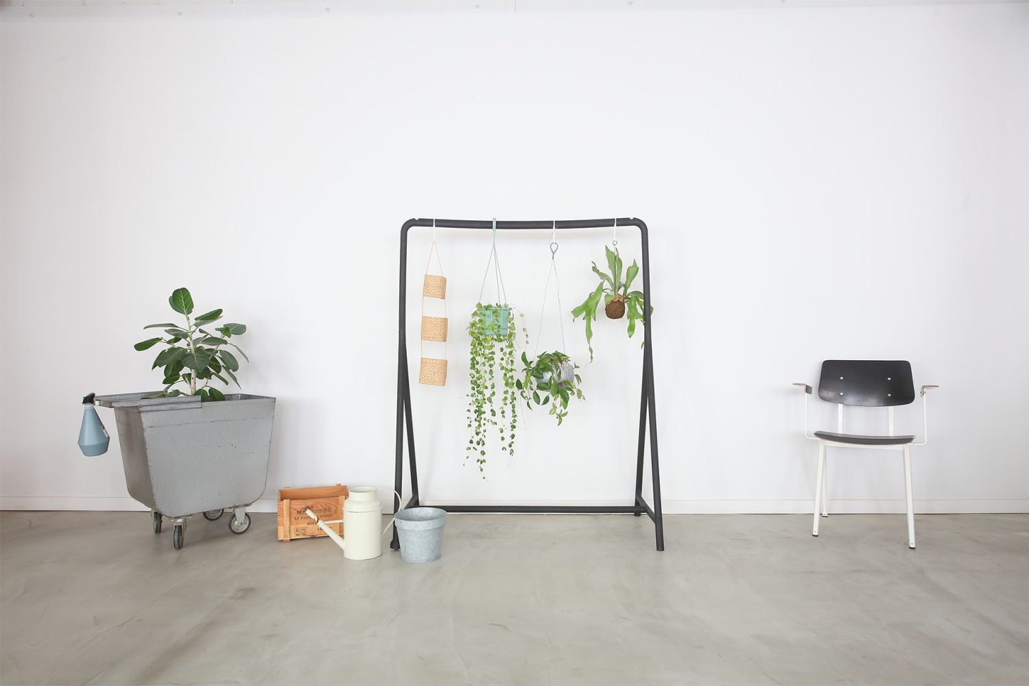 シンプルなモルタル床✕白壁