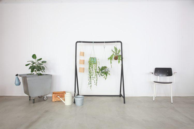 シンプルなモルタル床✕白壁