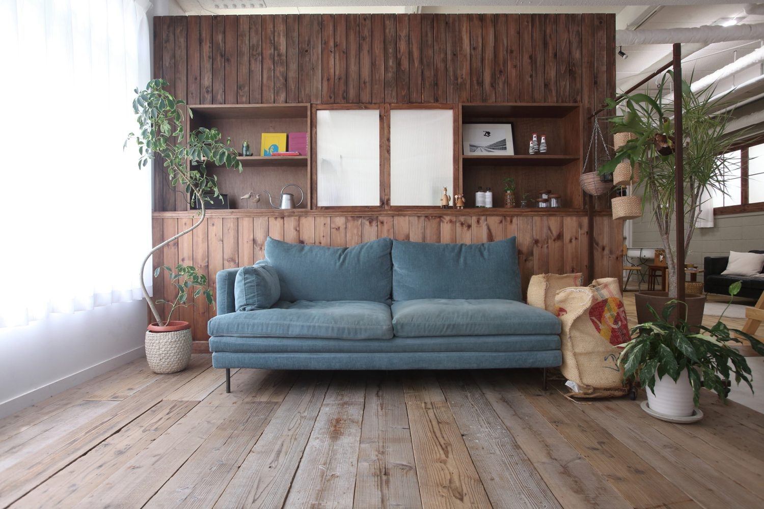 足場板・可動式ウッドパネルであたたかな演出