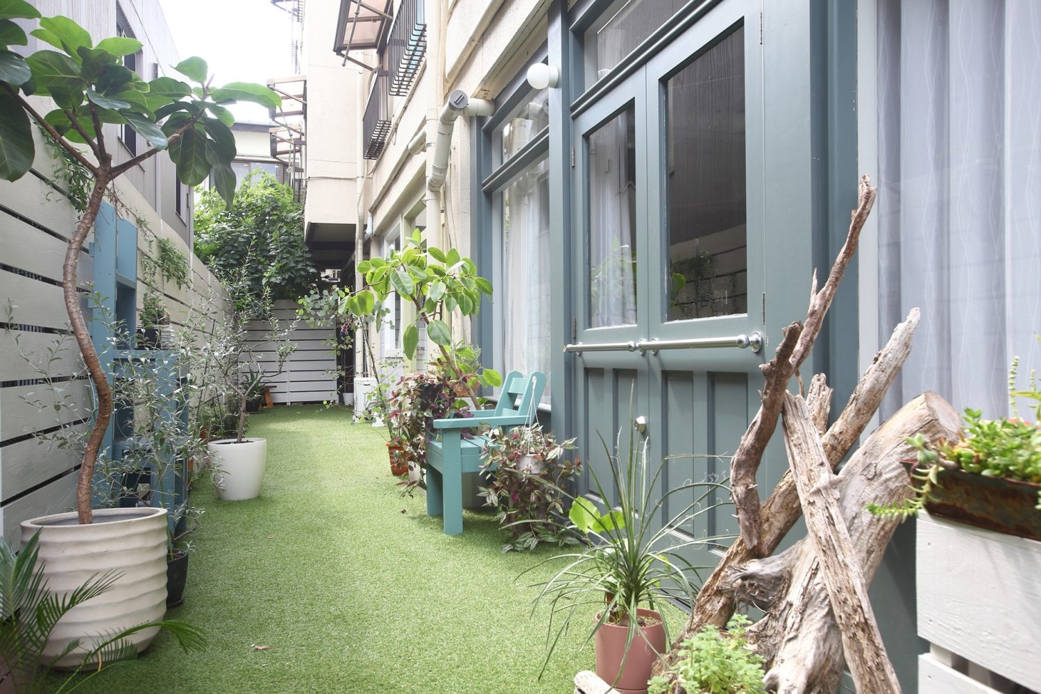 ウッドフェンスと人工芝の庭スペース