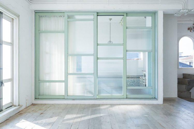 変幻自在のアンティークガラス扉