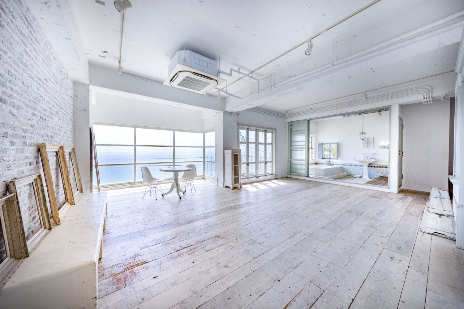 2F 白基調のホワイトルーム