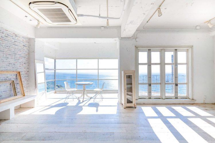 2F 窓は水平線を望む多彩な光