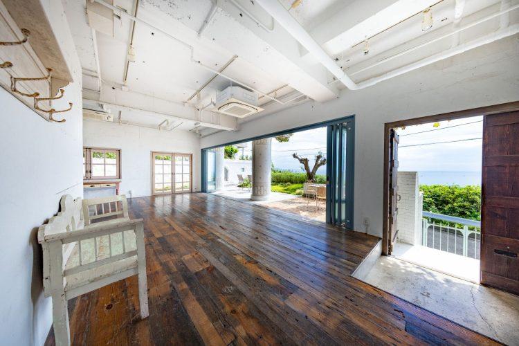 屋外テラスと一体化する開放感