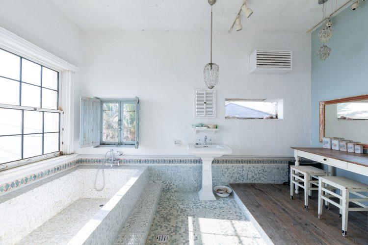 海抜けの本格的なタイル浴槽