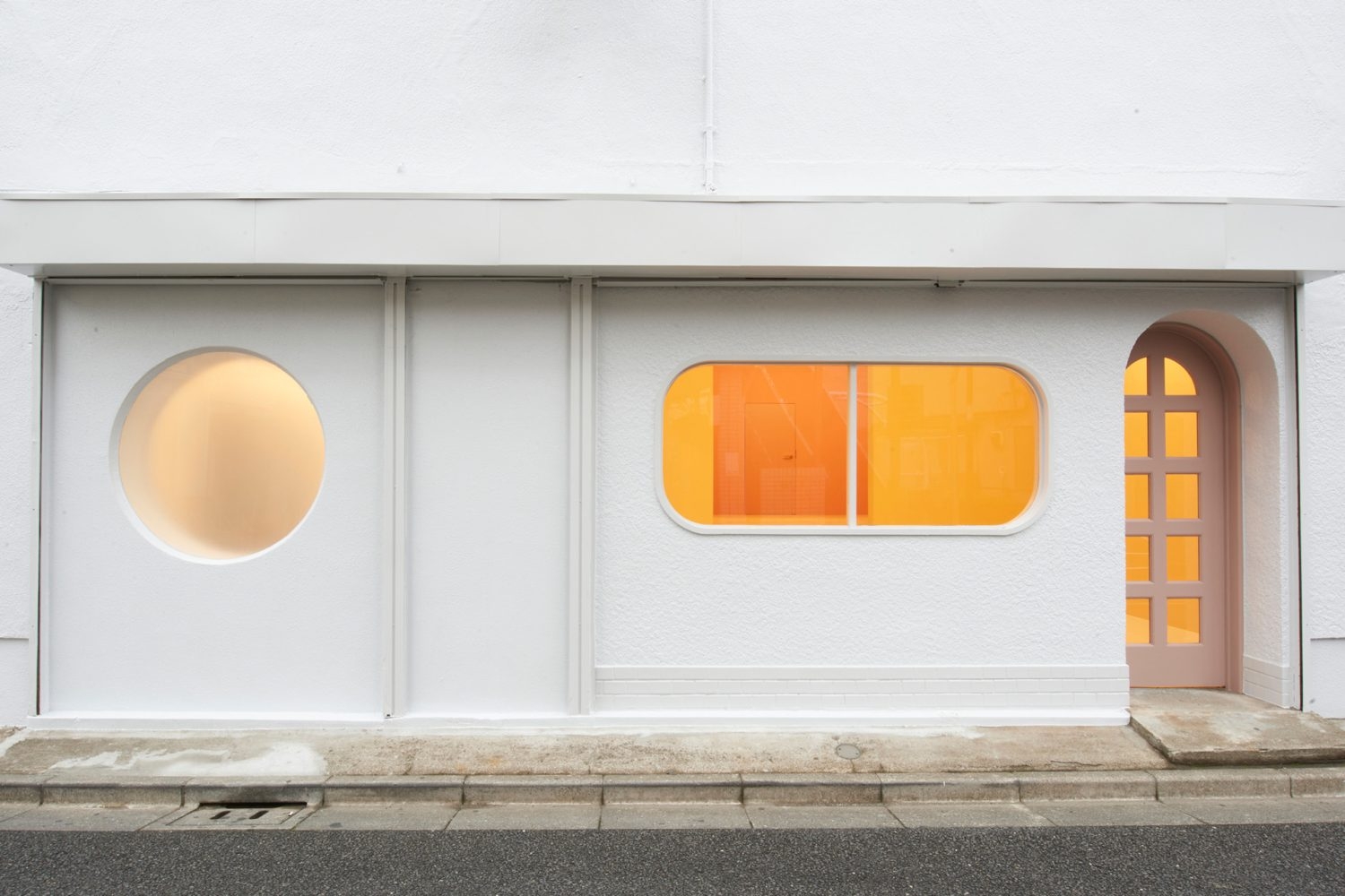 西側道路からの外観全体