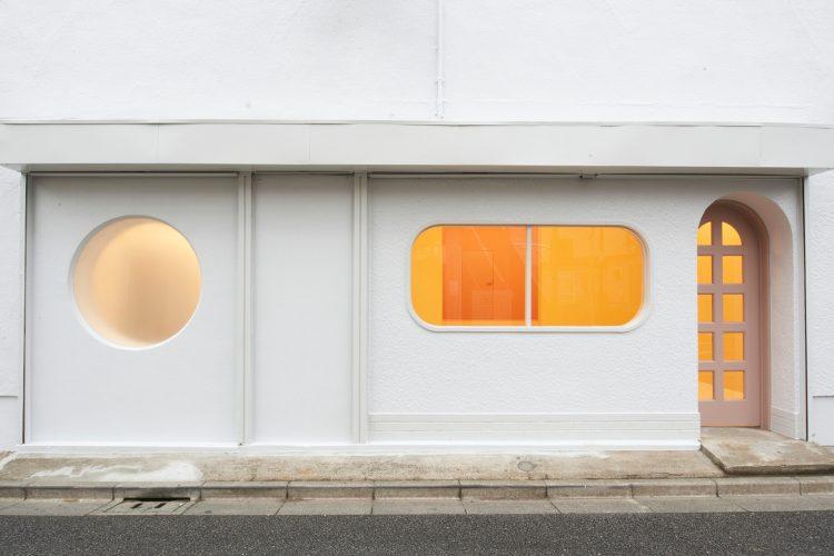 西側道路からの外観全体