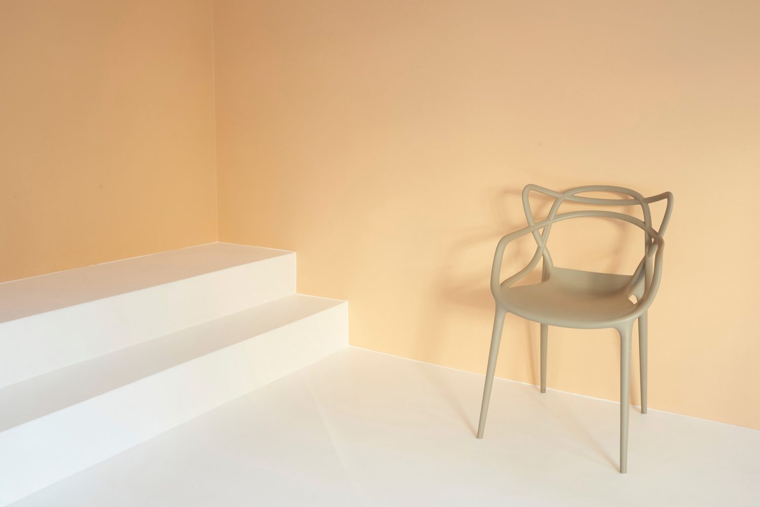 カルテルのマスターズチェアと白いステップ