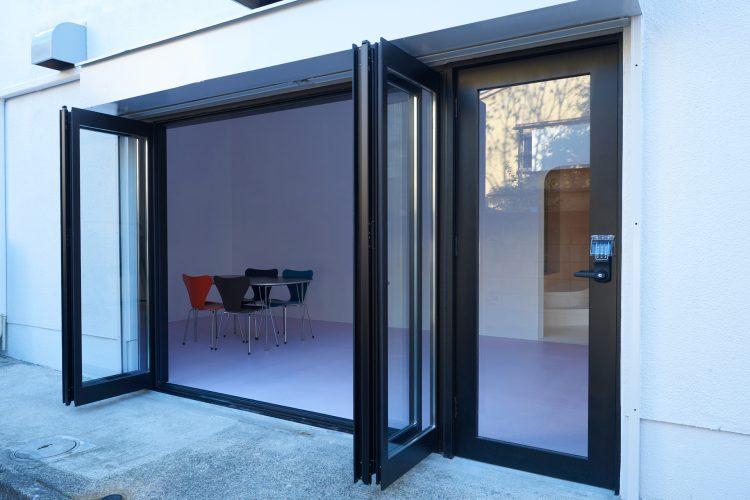 エントランス横のサッシを開放した状態