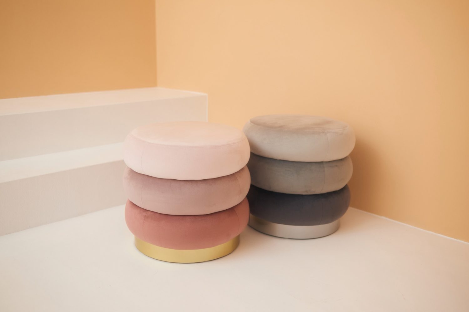 KAREのサンドウィッチスツール2色