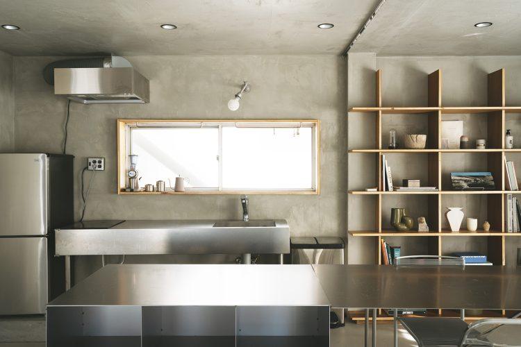 ソリッドなキッチンとテーブル