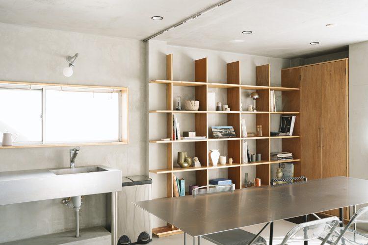 可動式のテーブルと棚