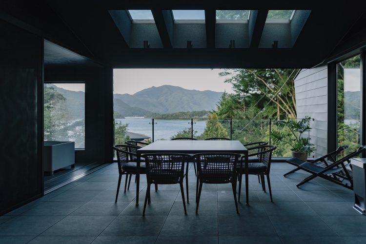 河口湖を望むラグジュアリーなテラス