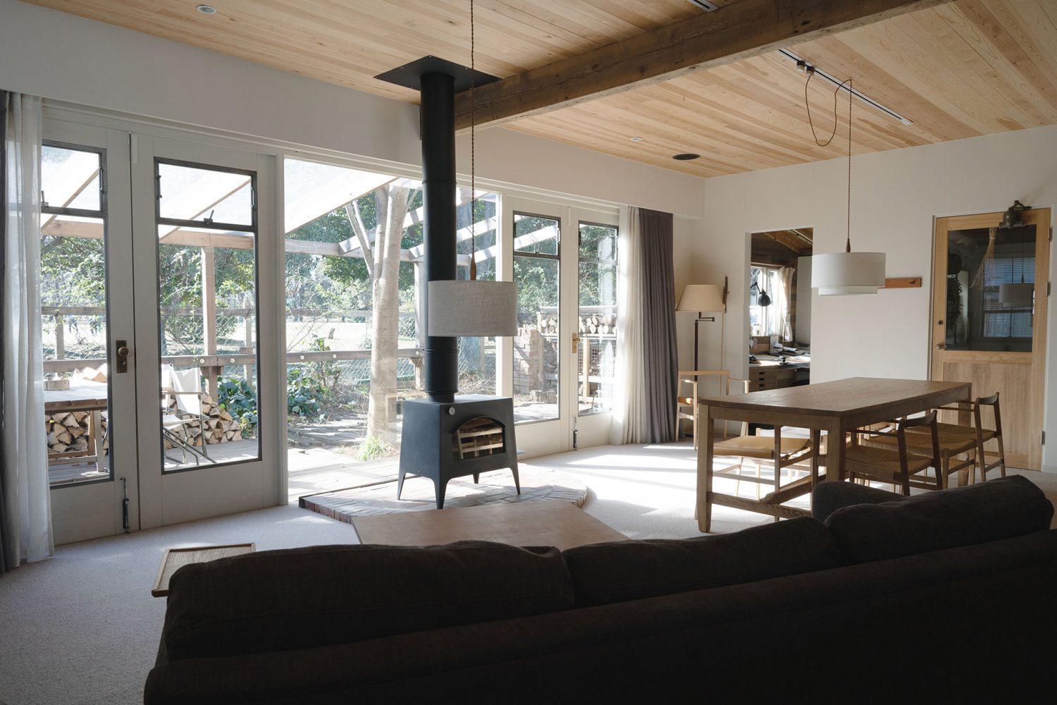 薪ストーブのあるリビング