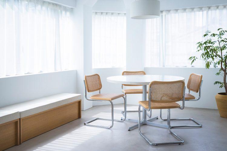 チェスカチェアと大理石風のラウンドテーブル