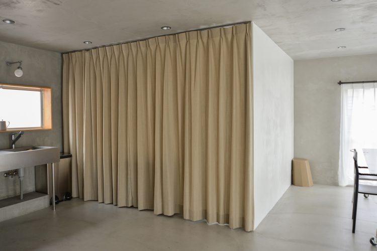 カーテンを閉めると控室としても利用可能