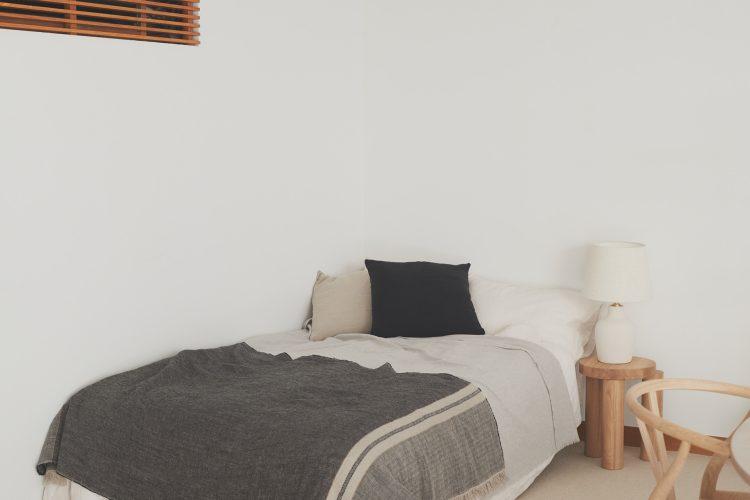 ベッドコーナー / 寝具はLIBECOのものなどを使用