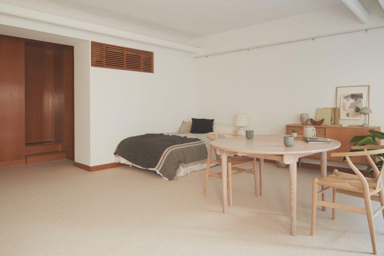 淡い色合いを基調とした家具が置かれたリビング