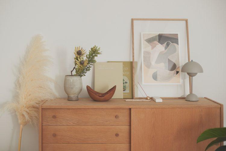 チェストの上は季節ごとに花やインテリアをチェンジ