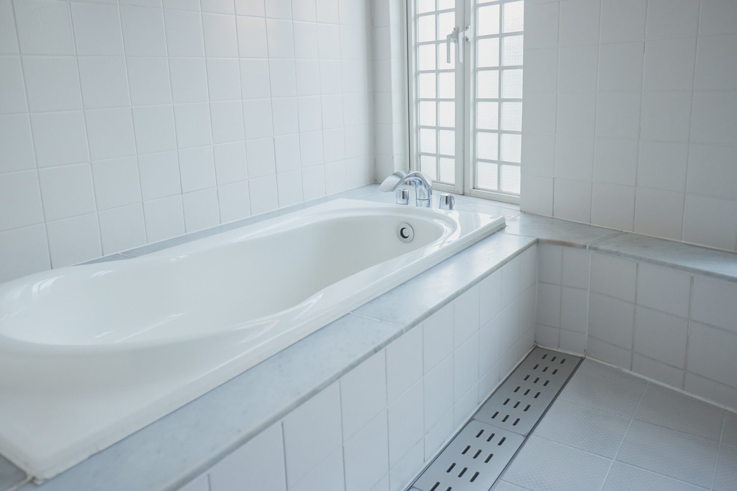 光が差し込む広々としたバスタブ