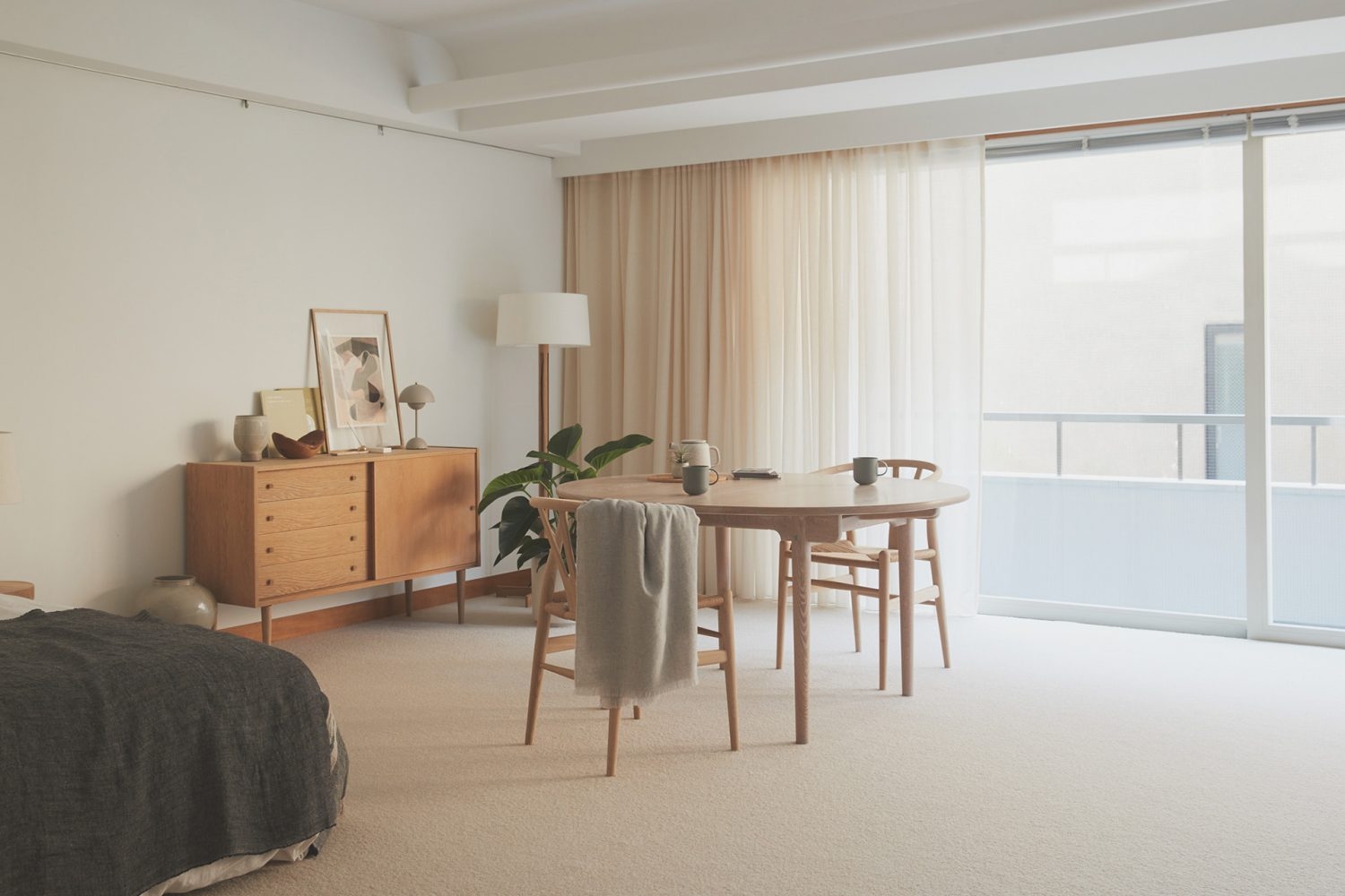 やわらかなカーテンから日が差し込むリビングルーム