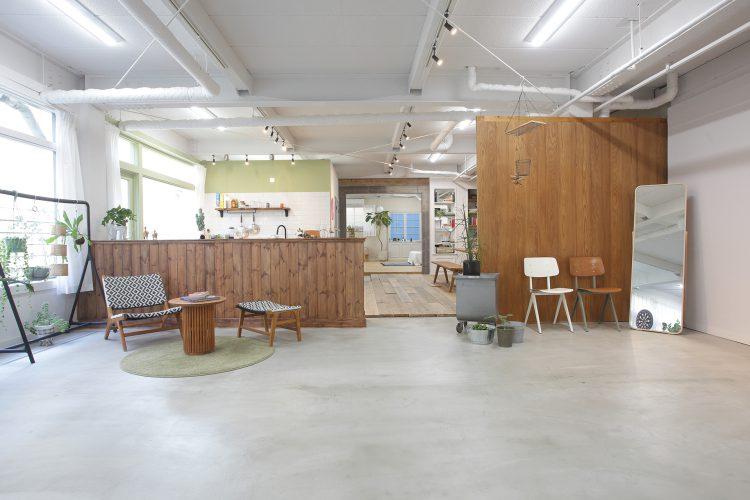 スタジオ入口側からキッチン・リビングスペース側