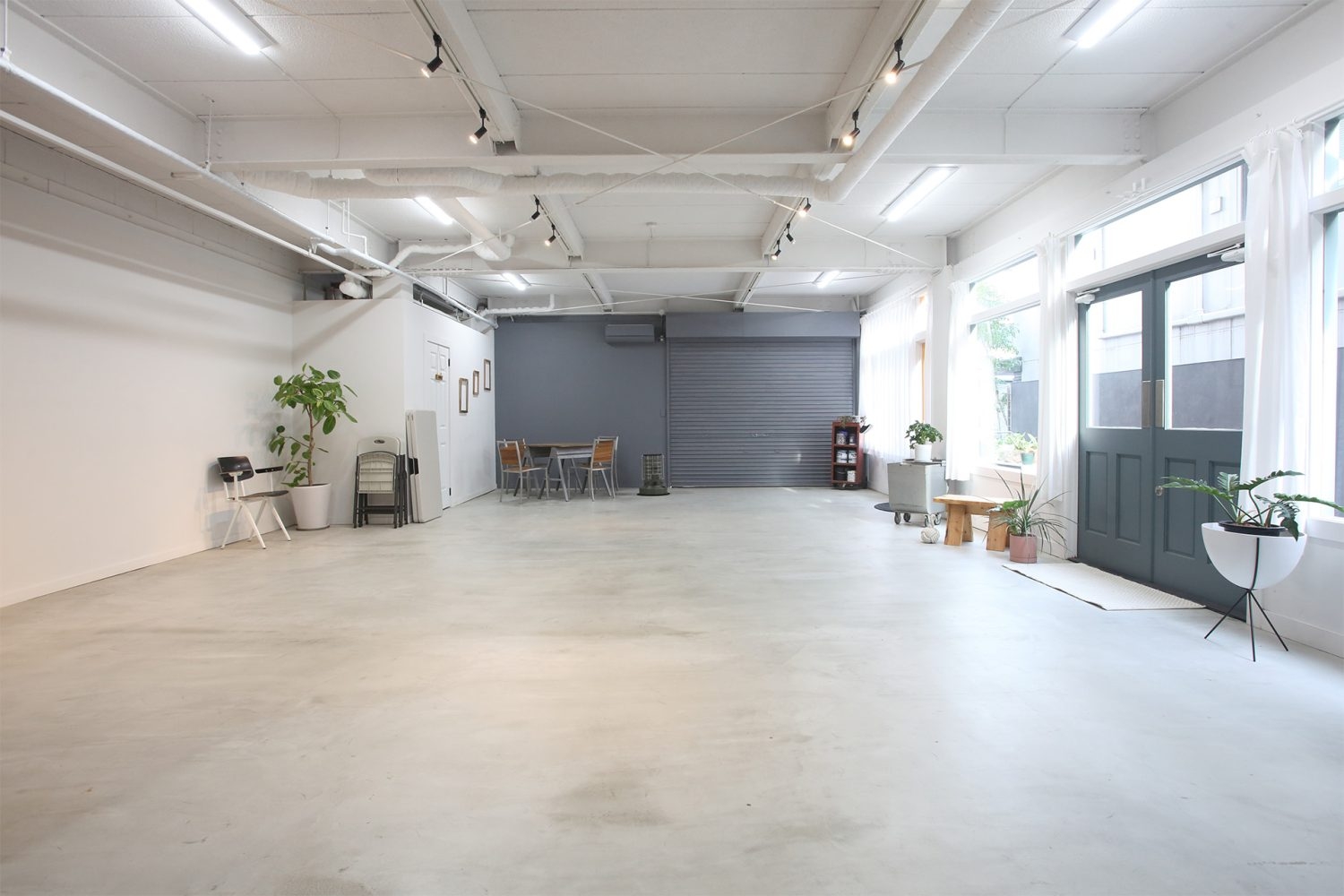 キッチン側からスタジオ入口側