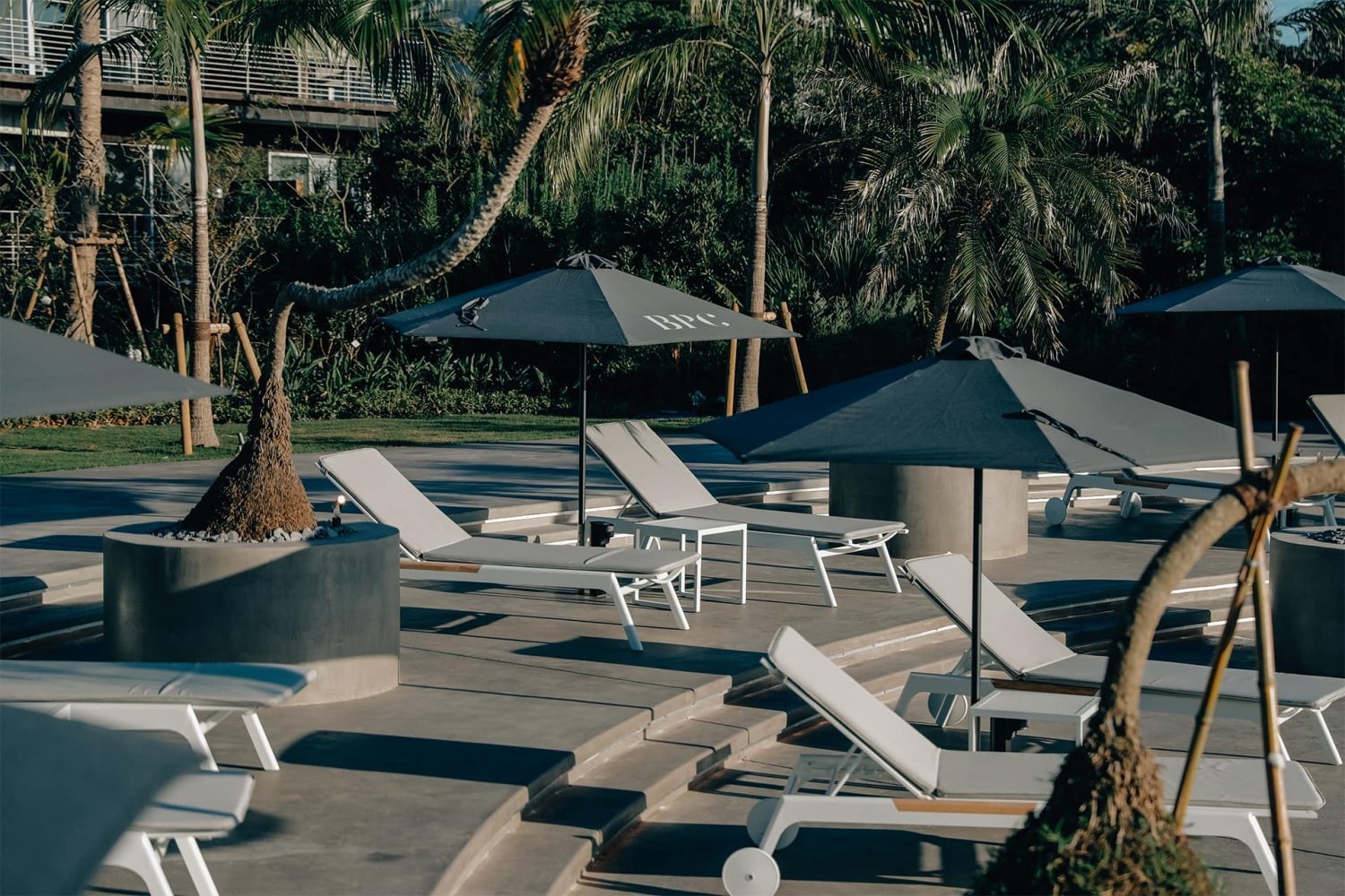 プールを囲むように段差があり立体感のある撮影が可能