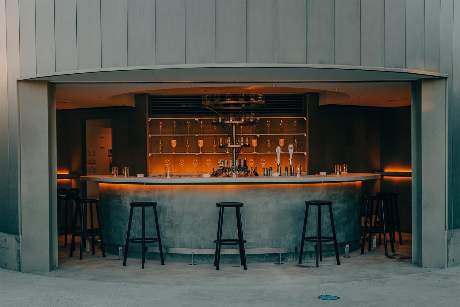 非日常感のあるプールサイドバー