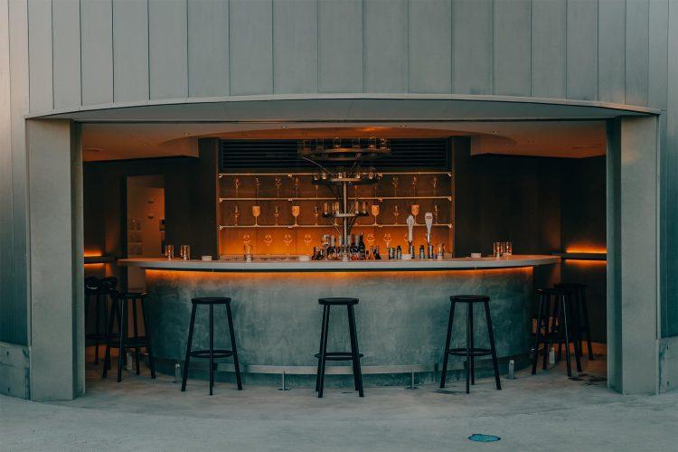 非日常感のあるプールサイドバー