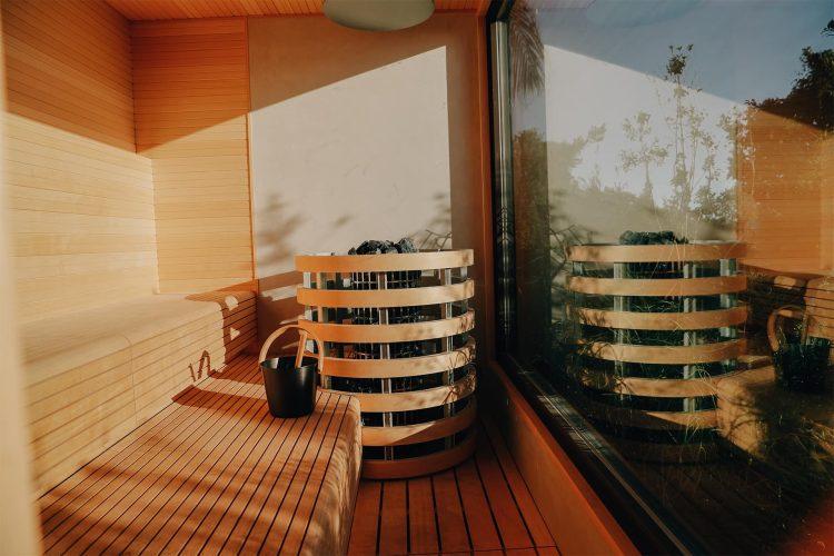 窓から自然光が差し込む屋外サウナ