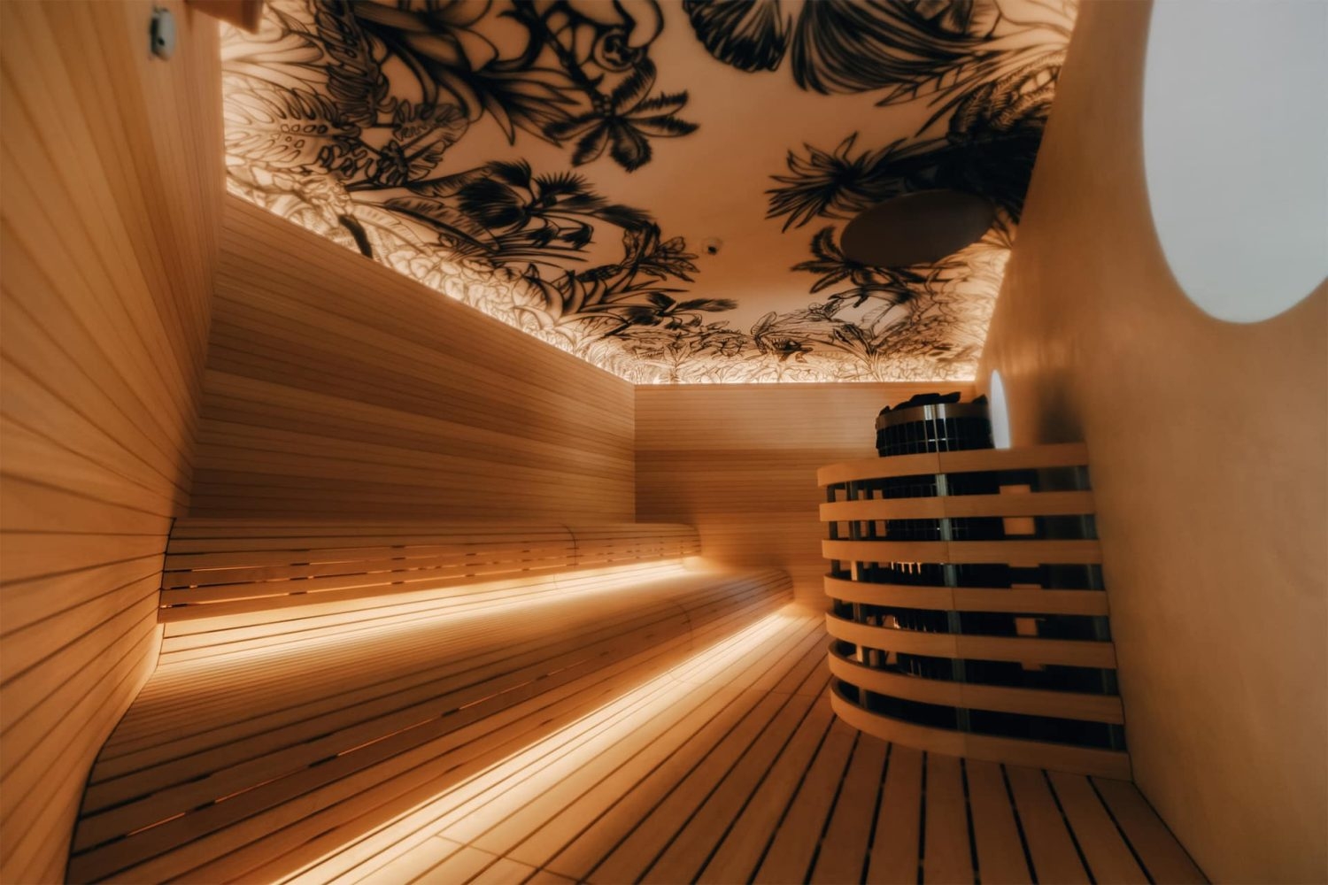 天井までこだわりが見える屋内サウナ