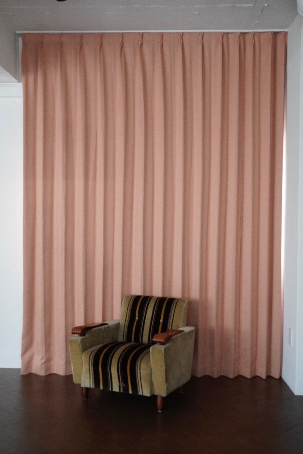 暖色のカーテンを背景に