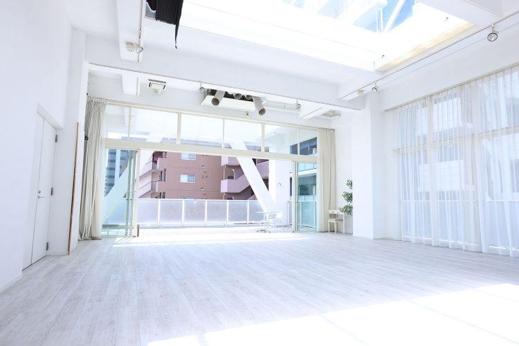 東側テラスはスタジオからフラットにつながる