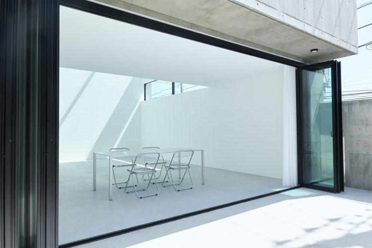 モルタルと白壁の明るい空間