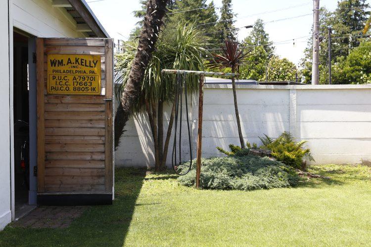 ガレージドア 芝と植栽