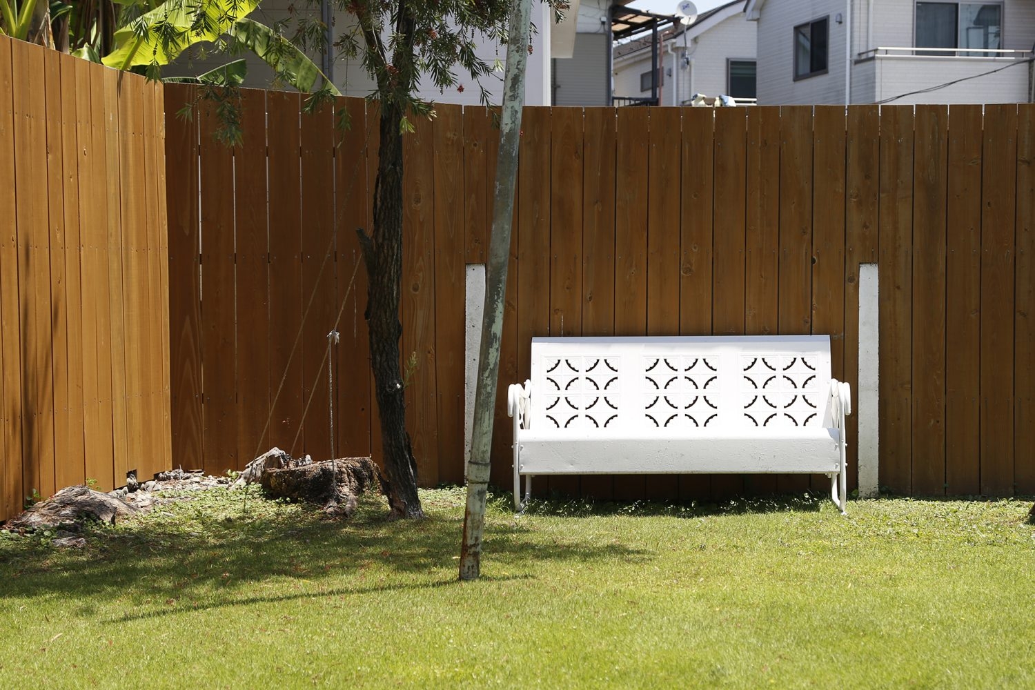 ウッドフェンスとガーデンベンチシート