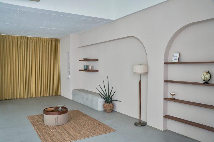 モルタルベンチに座って撮影も