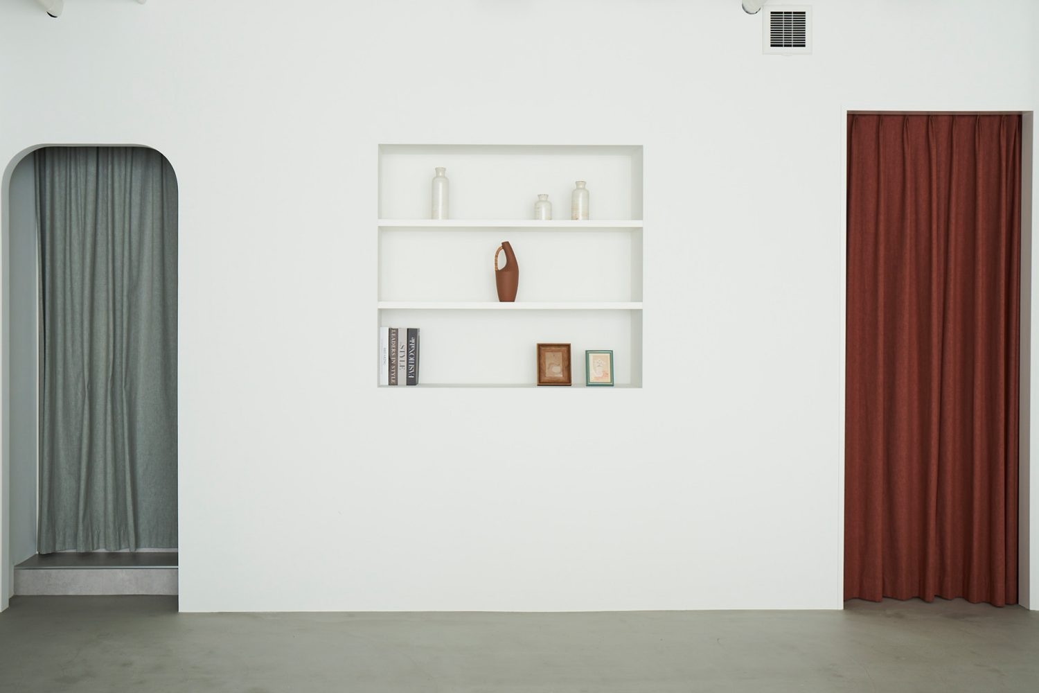 アクセントになるカラーカーテン