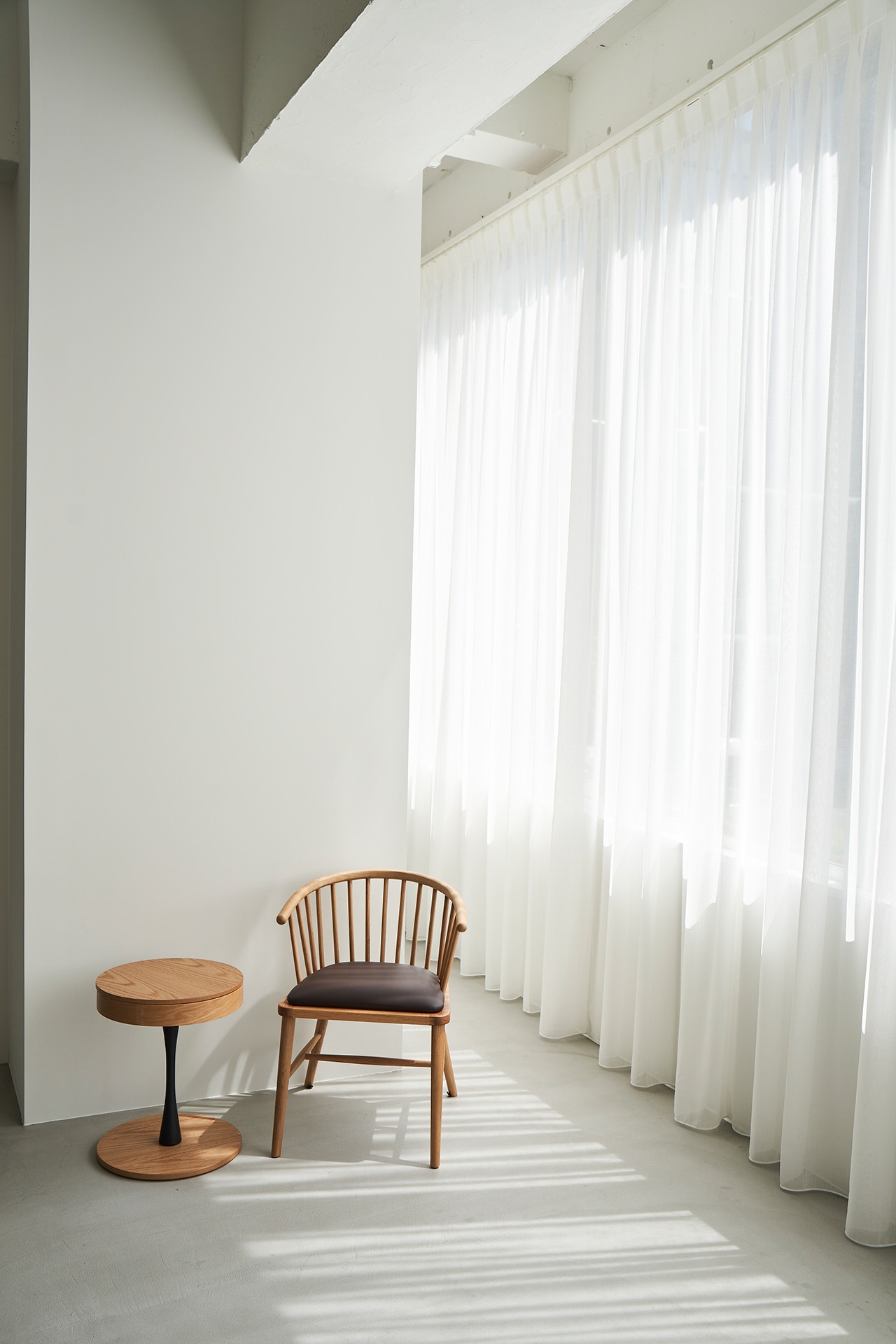 窓前でのやわらかな演出も