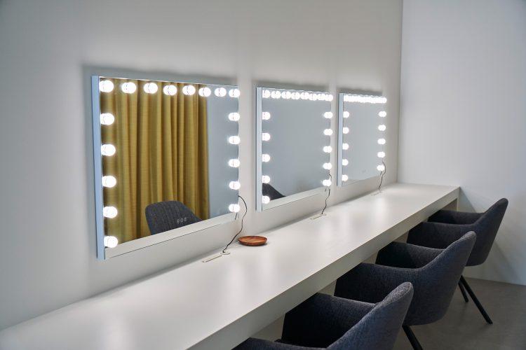 メイクルームは3人同時に使用可能